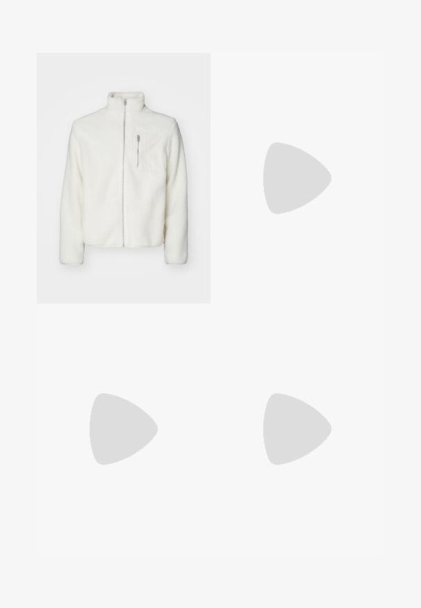 Jaqueta de lã branca com gola alta, fecho de correr à frente e um bolso no lado esquerdo do peito. Textura suave, corte descontraído e punhos elásticos.; Pessoa jovem com cabelo trançado a usar uma camiseta Nike cinza claro e calções Nike pretos em fundo branco liso.; Calças cargo bege em um material de algodão leve. Apresenta punhos elásticos, múltiplos bolsos laterais e um fecho de botão.; Sapatilhas de couro branco com perfurações, biqueira redonda, sola plana e atacadores grossos, apresentando um logotipo swoosh visível e "AIR" no calcanhar.