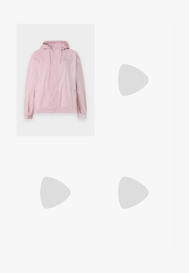 Svijetloružičasta jakna na vjetar s kapuljačom, koja se zatvara preko munje, s elastičnim manžetama i bočnim džepovima. Materijal ima suptilan karirani uzorak.; Bijela pamučna majica s opuštenim krojem, kratkim rukavima i malim izvezenim logom na lijevoj strani prsnog dela.; Široke plave traperice s visokim strukom, kontrastnim šavovima i bočnim džepovima, s klasičnim dizajnom s pet džepova i sirovim rubovima.; Crne tenisice od brušene kože s bijelim prugama i detaljima, okruglim vrhom, gumeni potplat boje gume, uparene s bijelim rebrastim čarapama.