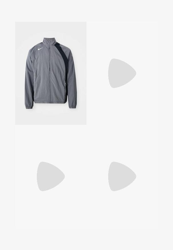 Grå letvægtsjakke lavet af tekstureret stof, med høj krave, lynlås lukning og sorte accenter på den ene side. Nike-logo synligt.; Hvid bomulds t-shirt med korte ærmer, rund halsudskæring, afslappet pasform, og ingen synlige logoer eller mønstre. Glat tekstur og minimalistisk design.; Sorte joggingbukser lavet af blødt stof, med en elastisk talje med snøre, ribbede manchetter og et lille logo på venstre lår.; Hvide lædersneakers med perforeringer, rund tå, flad sål og tykke snørebånd, med et synligt swoosh-logo og "AIR" på hælen.
