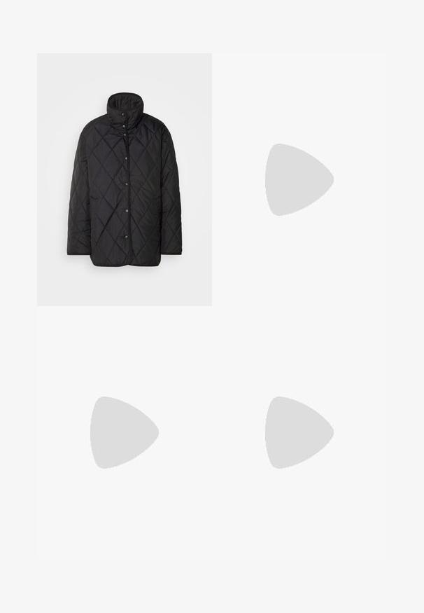 Lindex JACKET LUCILLE - Kratek plašč - black; Kratek rokav črn bombažni top z nabranim robom in detajli s pentljami na rokavih. Ima krožni izrez in sproščen kroj.; Črne široke hlače s visokim pasom, gumbnimi detajli na pasu in sprednjimi gubami.; Črne usnjene pumpice z nazobčanimi prsti in nizko blokasto peto. Imajo trak okoli gležnja z zaponko v zlatem tonu. Gladka tekstura.