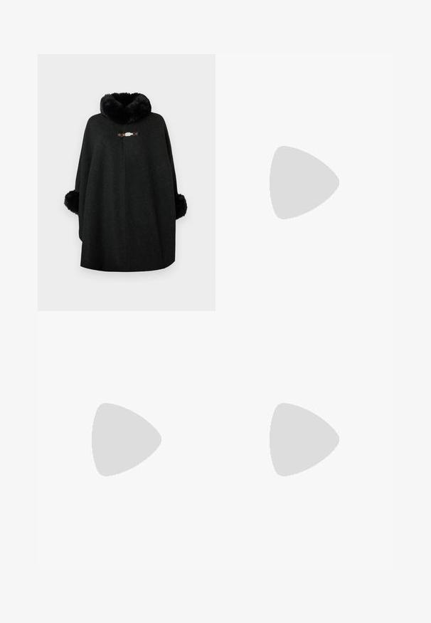 Czarny poncho wykonane z mieszanki wełny z puszystym kołnierzem i miękkimi mankietami. Posiada ozdobny zamek z przodu oraz bezszwowy design.; Czarna bawełniana koszulka z krótkim rękawem, z różowym graficznym wzorem okularów przeciwsłonecznych i napisem "Nie Twoja Dziewczyna" po lewej stronie klatki piersiowej.; Czarne spodnie o szerokich nogawkach wykonane z bawełny, z wysokim stanem, dużymi bocznymi kieszeniami i paskiem w talii z akcentami w kolorze srebrnym.; Czarne skórzane botki za kostkę na słupku, z elastycznymi panelami po bokach. Połączone z czarnymi spodniami z białym paskiem po boku.