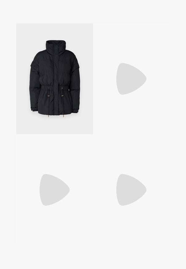 Juodas pūkinis švarkas su aukštu apykakle, elastinga raištelių juosta ir auksinėmis detalėmis. Pasižymi tekstūruotu, siūtu raštu.; Du į juodas ilgomis rankovėmis marškiniai su V formos iškirpte, pagaminti iš minkštos, tamprios medžiagos, rodantys lygią tekstūrą ir prigludusią formą.; Juodos pritaikytos tiesaus silueto kelnės su aukšta juosmens linija ir priekinėmis raukšlėmis, pateiktos prieš paprastą foną.; Juodas odinis kulkšninis botas su bloku ir platformos padu, matomas šoniniu vaizdu ant balto fono.