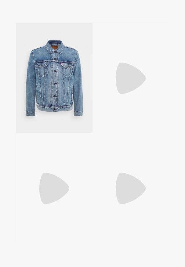 Levi's® TRUCKER JACKET - Casaco de ganga - triad trucker; T-shirts brancos de algodão, mangas curtas, design de gola redonda, com textura lisa, empilhados em fila, com uma marcação subtil na gola.; Calças de treino atléticas azuis com cintura elástica e cordão, bolsos laterais com fecho de correr, detalhes pretos e logótipos: emblema do PSG e swoosh da Nike.; Sapatilha de pele preta com superfície texturizada, swoosh branco da Nike, sola cinza, bico redondo e design com atacadores. Apresenta perfurações na caixa dos dedos.