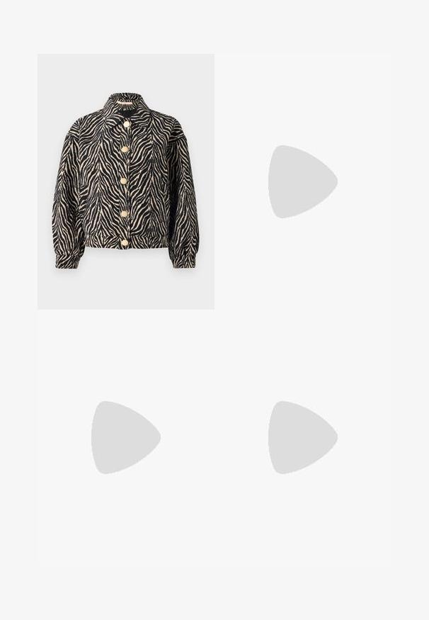 Rue de Femme MAELYNN  - Bomber dzseki - black; Fekete, vállnál szabott felső, puha, rugalmas anyagból készült. Rövid ujjakkal és fitted sziluettel rendelkezik. Egyszerű, varrás nélküli kialakítás.; Fekete, bő szárú nadrág magas derékkal, gombos részletekkel a derékrészen és elülső pliszékkal.; Fekete nubuk térd fölé érő csizma, tömbsarokkal, hegyes orral és sima, varrat nélküli dizájnnal, világos háttérrel.