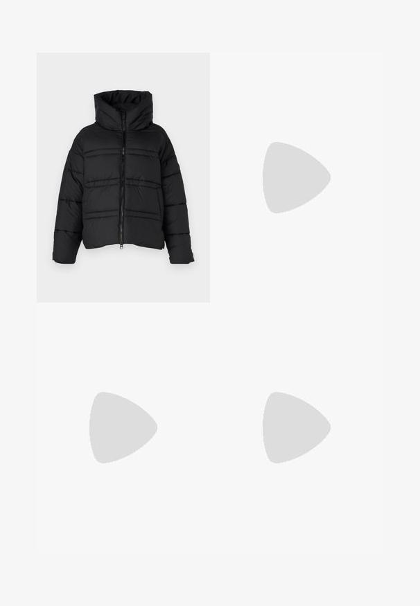 Zwarte pufferjack met een hoge kraag, ritsluiting en horizontale stiksels. Het materiaal lijkt glanzend en geïsoleerd.; Zwarte katoen T-shirt met een ronde halslijn, korte mouwen en een witte geprinte "Calvin Klein" logo en "Established 1968" tekst.; Lichtblauwe denim jeans met een hoge taille, wijde pijpen, twee zijzakken en geplooid ontwerp. Zachte textuur met een vervaagd uiterlijk.; Zwarte puntige slingback schoen met een lage hak, gemaakt van soepel leer en voorzien van een uitsnede aan de zijkant voor ventilatie.