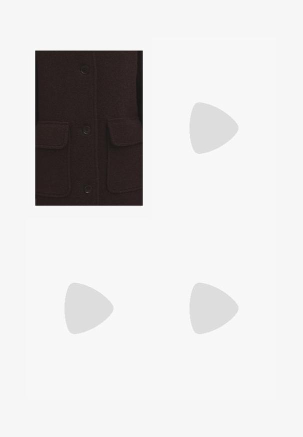 Tamno smeđi vuneni kaput s teksturiranim završetkom, četiri crna dugmeta i dva prednja zakrpa s prošivenim rubovima.; Bijela majica od mekane, lagane tkanine. Ima okrugli izrez i kratke, široke rukave s ležernim krojem. Bez vidljivih uzoraka.; Crne korduske hlače s visokim strukom, širokim nogavicama i jednim preklopom sprijeda. Glatka tekstura s vertikalnim rebrastim uzorkom.; Niska Adidas Superstar tenisica od tamnobraon kože s krem školjkastim vrhom, bijelim prugama i natpisom "Superstar" sa strane.