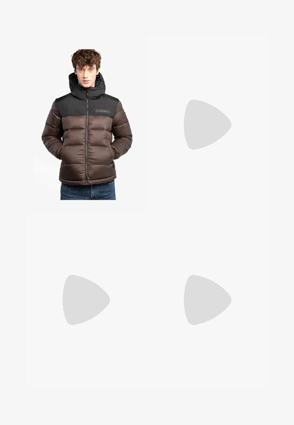 Napapijri EBONY  - Winterjacke - brown; Graues Baumwollmix-T-Shirt mit schwarzem Nike-Logo; verfügt über ein kleines Nike-Etikett am seitlichen Saum; schlichtes Design, kurze Ärmel.; Beige Cargo-Hosen aus leichtem Baumwollmaterial. Mit elastischen Bündchen, mehreren Seitentaschen und einem Knopfverschluss.; Weiße Leder-Sneaker mit Perforationen, runder Zehenpartie, flacher Sohle und dicken Schnürsenkeln, mit sichtbar eingesticktem Swoosh-Logo und "AIR" an der Ferse.