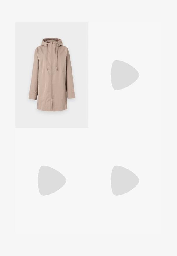 Capa de chuva leve bege com fecho frontal, capuz ajustável com cordão, dois bolsos laterais e mangas longas. Tecido suave, não texturizado.; T-shirt oversized preto com uma gráfica de um urso e o texto "NÃO FOFO, MAS SELVAGEM" em letras brancas e em negrito. Material em algodão.; Jeans de lavagem clara, de cintura alta, feitos de denim. Apresentam pernas largas, duas áreas rasgadas nos joelhos e o estilo clássico de cinco bolsos.; Sapatilha alta de tela branca com sola de borracha preta, bico de borracha na frente e seis ilhós para os atacadores, apresentando um design limpo e minimalista.