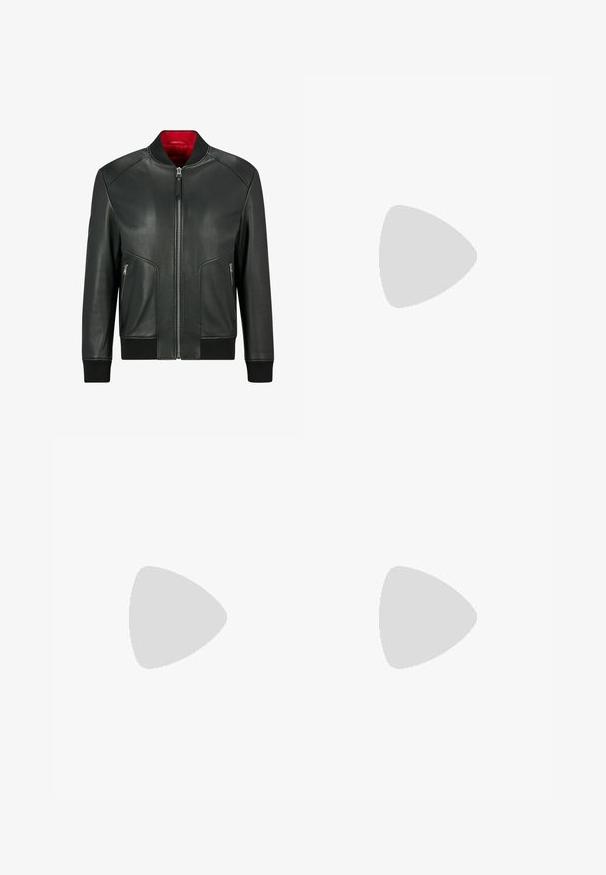 HUGO Giacca di pelle - black one; T-shirt nera in cotone con il testo "HUGO" rosso audace sul davanti, maniche corte, scollo rotondo e vestibilità rilassata.; Pantaloni felpati neri realizzati in tessuto morbido, con vita regolabile tramite cordoncino, vestibilità slim e una patch rossa con logo sulla coscia sinistra.; EA7 Emporio Armani LACES UNISEX - Sneakers basse - black/white