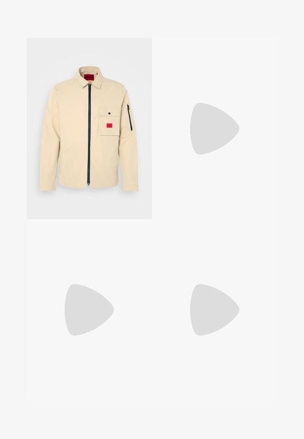 Bež jakk, millel on lukuga esiosa, krae ja vasakul rinnal tasku, millel on punane brändi silt. Includes a sleeve pocket with a zipper.; Valge polo särk, mis on valmistatud puuvilla ja polüestri segust, omades kraed, kaht nuppu pliiatsis ning peent tikandit rinnal.; Beesidised puuvillased püksid sirge jala lõikega, mis on varustatud nööpkinnituse ja ees olevate voltidega, et lisada detaili.; Valge ja heledat beeži värvi spordijalats, millel on õhuke võrkmaterjal, perforatsioonidega detailid ning tekstuuriga vahetald, millel on brändi logo kannaosas.