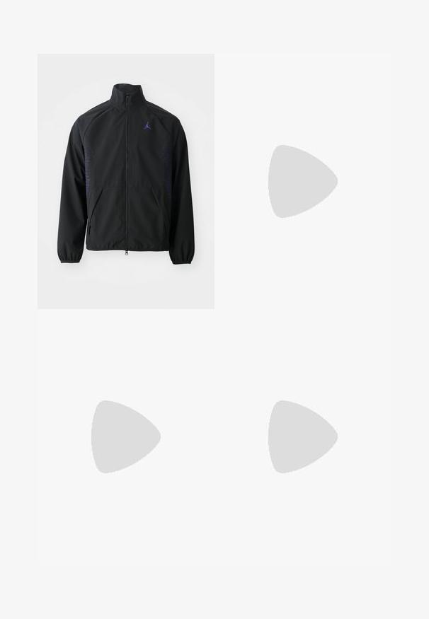 Casaco corta-vento preto feito de material leve. Apresenta colarinho alto, fecho de correr frontal completo e um design de detalhes em roxo nas laterais.; T-shirt branco de mangas curtas, feito de algodão, com um logo Jumpman preto no peito e um decote redondo com uma etiqueta interior preta.; Calças de desporto azul claro com cintura elástica, bolsos laterais e detalhes refletivos em forma de pontos nas pernas inferiores.; Sapatilhas de couro branco com perfurações, biqueira redonda, sola plana e atacadores grossos, apresentando um logotipo swoosh visível e "AIR" no calcanhar.