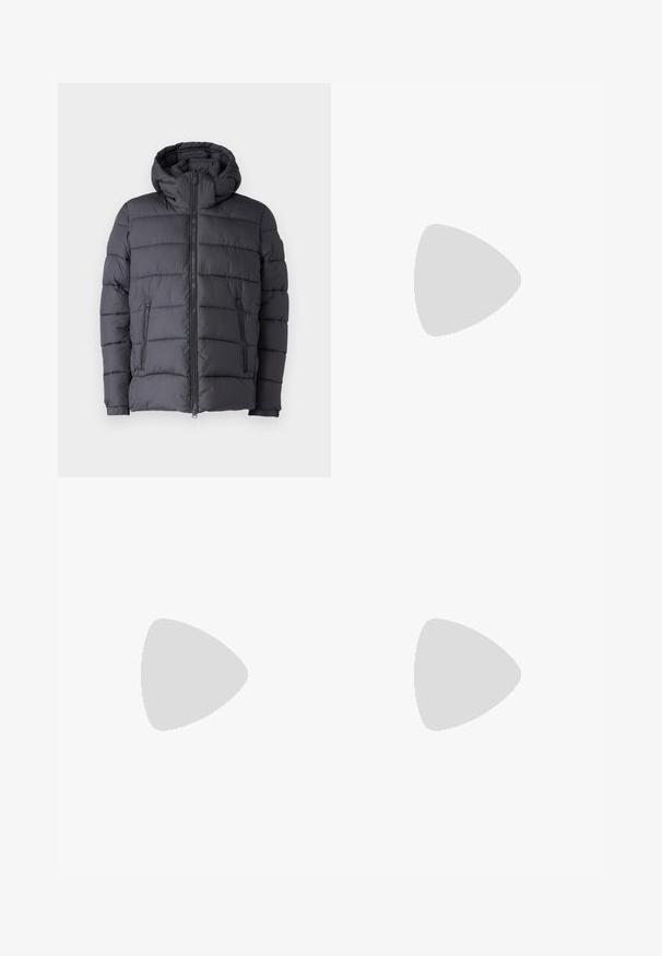 Jachetă puf în gri închis, cu glugă, având un design matlasat, fermoar frontal și două buzunare laterale. Material moale, texturat.; Tricou alb din bumbac cu o croială lejeră, având un mic logo grafic negru în zona stângă a pieptului. Mâneci scurte, stil guler rotund.; Pantaloni albaștri dintr-un material neted, cu un design drept, închidere cu nasture și detalii fine de cusătură.; Sneakeruri pentru bărbați, cu talpă joasă, din piele neagră și suede, cu tab cuum maron și talpă din cauciuc alb, văzute din partea exterioară.
