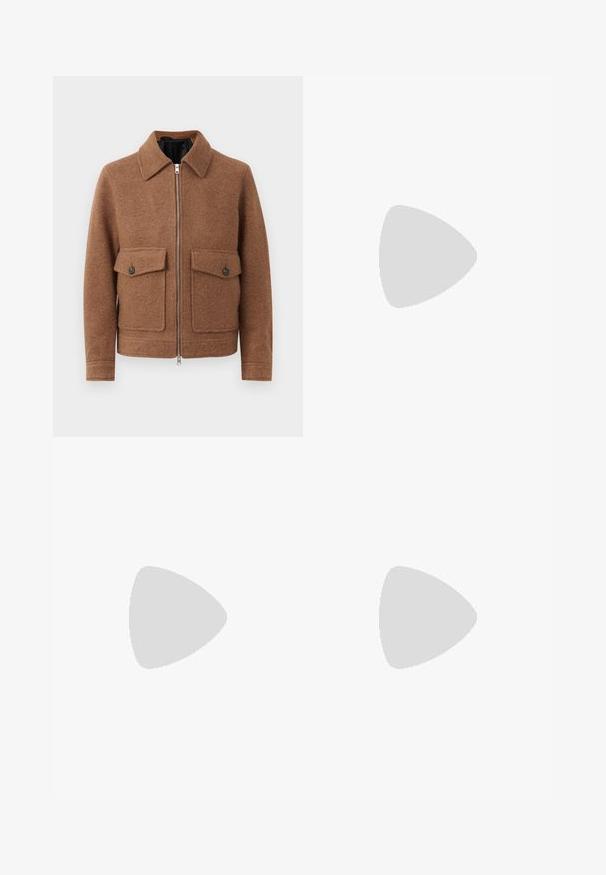 Giacca marrone in misto lana con collo a camicia, zip frontale e due tasche applicate con bottoni. Design semplice e strutturato.; Tre canotte bianche a coste in cotone. Presentano un colletto rotondo e piccole etichette nere vicino all'orlo. Disponibile in diverse taglie.; Jeans in denim blu a gamba larga con lavaggio sbiadito, design a cinque tasche e chiusura con bottone. Dotati di passanti per cintura e dettagli cuciti.; Mocassini in suede marrone con un accento a fiocco nappato, dotati di punta arrotondata e suola spessa e rigata con dettagli di cucitura arancione.