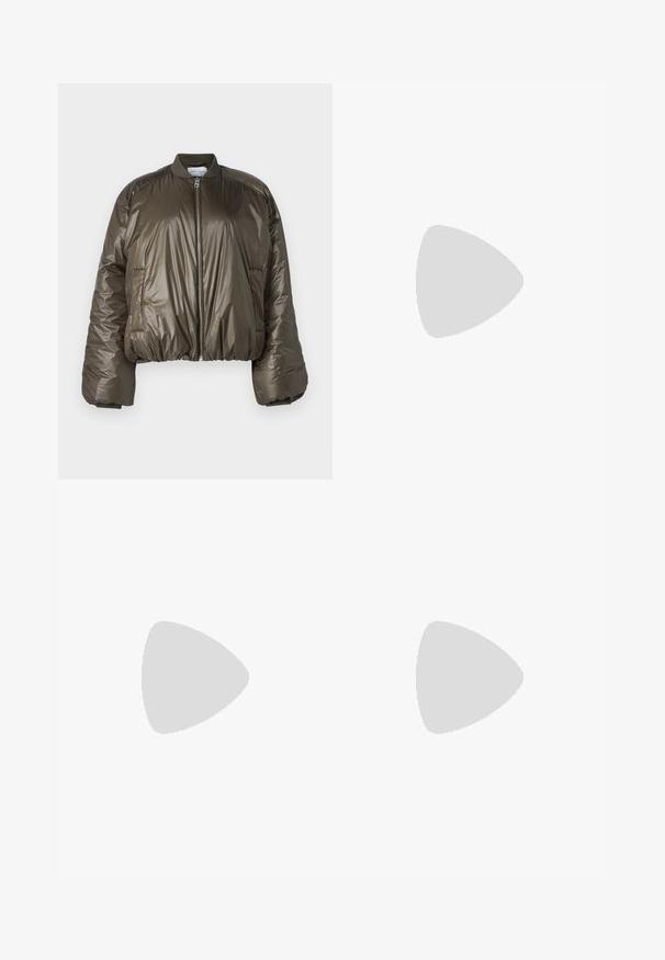 Olivgrüner, cropped Pufferjacke aus glänzendem Material mit Reißverschluss, geripptem Kragen und zwei Fronttaschen. Glatte Textur.; Schwarzes Baumwoll-T-Shirt mit Rundhalsausschnitt, kurzen Ärmeln und blau gesticktem "Calvin Klein JEANS"-Logo auf der Vorderseite.; Schwarze, hochgeschnittene Schlagjeans aus Denim mit Knopfverschluss, Gürtelschlaufen und seitlichen Taschen. Glatte Textur mit minimaler Ausbleichung.; Schwarze Lederstiefelette mit derben Profilsohle, Blockabsatz, seitlichem Reißverschluss und Zugschlaufe auf der Rückseite vor weißem Hintergrund.