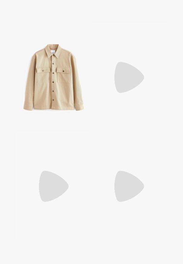 Beige hosszú ujjú gombos ing hegyes gallérral, két elülső, pattenttás zsebbel és gombos mandzsettákkal.; Fehér pamut póló laza fazonnal, az elején merész fekete grafikai szöveggel. Rövid ujjak és kerek nyak kialakítás.; Fekete pamut nadrág laza szabással, klasszikus derékrésszel, elülső hajtásokkal és oldalsó zsebekkel. Simább textúra minta nélkül.; Fehér edzőcipő sima szintetikus felsőrész, kerek orr, lapos fűzők, texturált talp és réteges, platform dizájn a magasabb megjelenés érdekében.