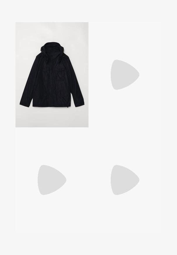 ASPESI MINIFIELD VENTO - Veste légère - nero/black; Tiger of Sweden PRO - T-shirt basique - black; Tiger of Sweden TENUTA - Chino - light ink; Sneakers en cuir noir avec des accents gris, semelle en caoutchouc blanche, bout rond et six œillets noirs pour les lacets. Détail avec panneau latéral texturé.