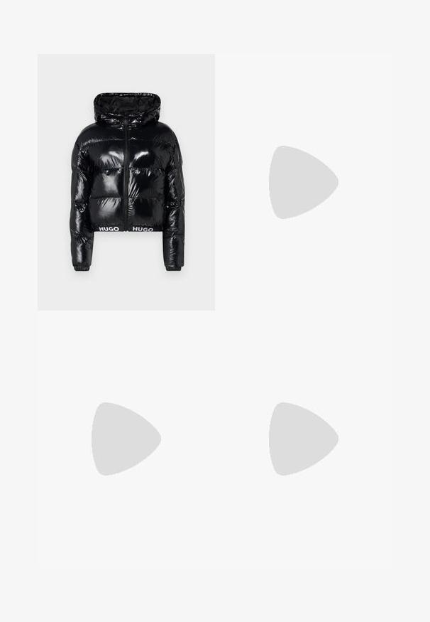 HUGO FARYNE - Vinterjacka - black; Svart bomullströja med rund halsringning, korta ärmar och en broderad logotyp på bröstet. Enkel, avslappnad passform utan mönster.; Vita byxor i ljus krämig tyg, med sidofickor, platt fram och en enda knappstängning vid midjan. Slät struktur.; Svart läder slingback-hälar med spetsig tå, med en smal klack och en guldtonad detalj på den justerbara remmen. Slät textur.