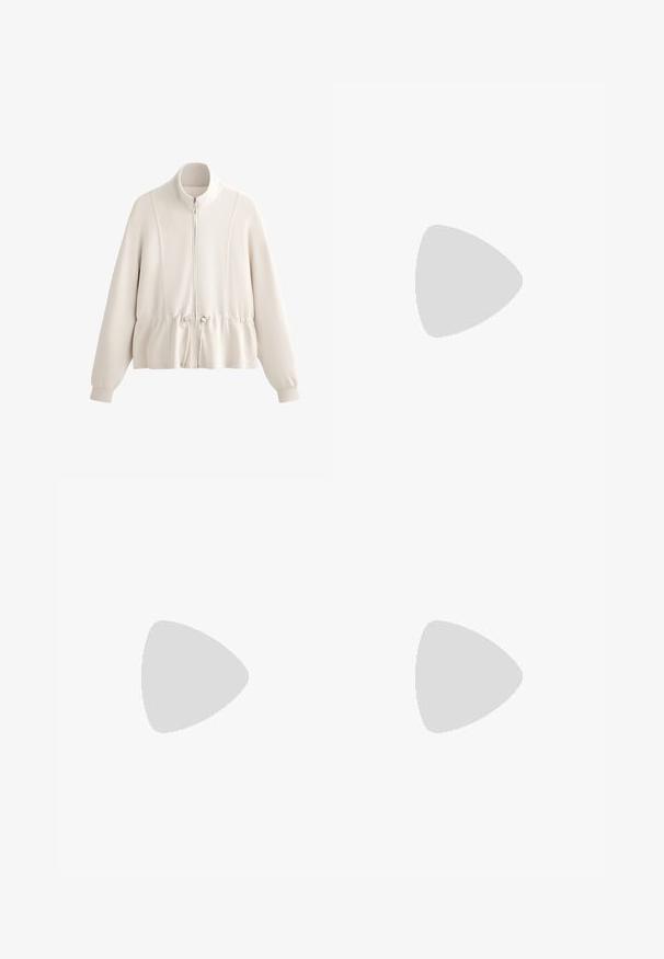 Felpa beige chiaro con zip, colletto alto, vita elasticizzata arricciata e maniche lunghe. Materiale morbido con dettagli delle cuciture visibili.; T-shirt bianca in cotone con collo rotondo classico, maniche corte e forma aderente. Nessun motivo o dettaglio visibile.; Pantaloni tuta grigi con vita elastica, dettaglio con cordino e piccolo logo Nike bianco sulla coscia sinistra. Tessuto morbido, vestibilità ampia.; Sneaker bianchi in pelle con accenti grigi, punta perforata, lacci piatti, collo imbottito e suola in gomma testurizzata.