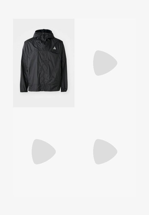 Must-black kergem jope, mis on valmistatud nailonist. Funktsioonideks on kapuuts, täispikk tõmblukk, elastsed mansetid ja kolmnurkne logo ülemisel rinnal.; Must musta t-särk, millel on ümmargune kaelus ja lühikesed varrukad. Ees on roosa Nike logo vasakul ülaosas. Sile tekstuur.; Mustade elastse vöökoha ja laia lõikega dressipüksid, mansetiga sääred, sile tekstuur ning ilma nähtavate mustrite või detailideta.; Valged spordijalatsid, millel on sile pealis, seotud lipsud, pehmendusega tallad ja nähtav õhükamber, mille brändimisel on punased aktsendid.