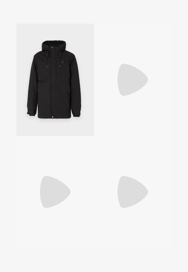 Giacca a vento nera isolata con cappuccio, dotata di due tasche frontali, una morbida fodera interna, polsini elasticizzati e chiusura con zip e bottoni a pressione.; T-shirt bianca in cotone con un grafiche logo centrale in nero e grigio. Collo rotondo classico e maniche corte con una vestibilità rilassata.; Pantaloni da jogging neri con vita elasticizzata, dalla vestibilità morbida, caviglie a costina, texture liscia e senza motivi visibili o dettagli in metallo.; Scarpa atletica beige e crema con tomaia in mesh testurizzato, sovrapposizioni supportive e suola in gomma con un motivo a tasselli per la trazione.