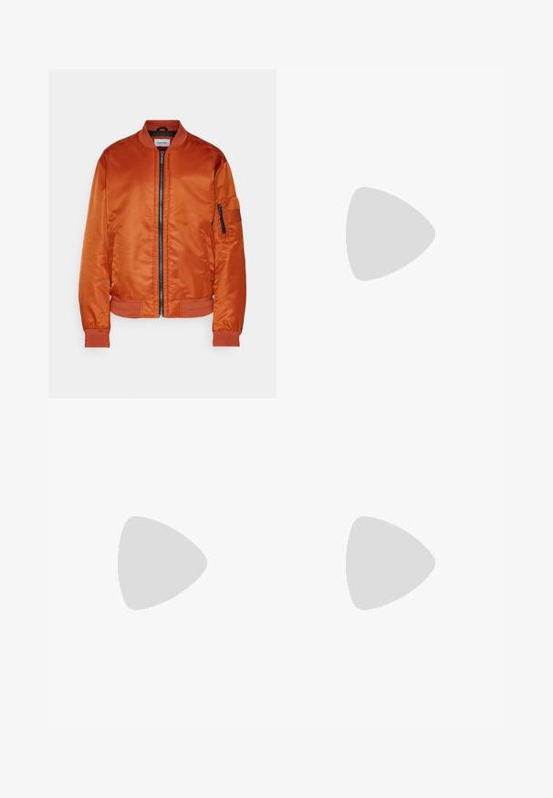 Calvin Klein HERO  - Bomberjacks - terracotta rust; Twee witte katoenen T-shirts met korte mouwen en ronde halslijnen. Elk shirt heeft een klein grijs "Calvin Klein" logo op de borst.; Zwarte katoenen chino's met een rechte pijpdesign, knoopsluiting en zijzakken. Gladde textuur zonder zichtbare patronen of accenten.; Witte sneakers van glad materiaal, met vetersluiting, een gevulkaniseerde rubberen zool en een teal accent op de hiel, gecombineerd met lichtblauwe jeans.