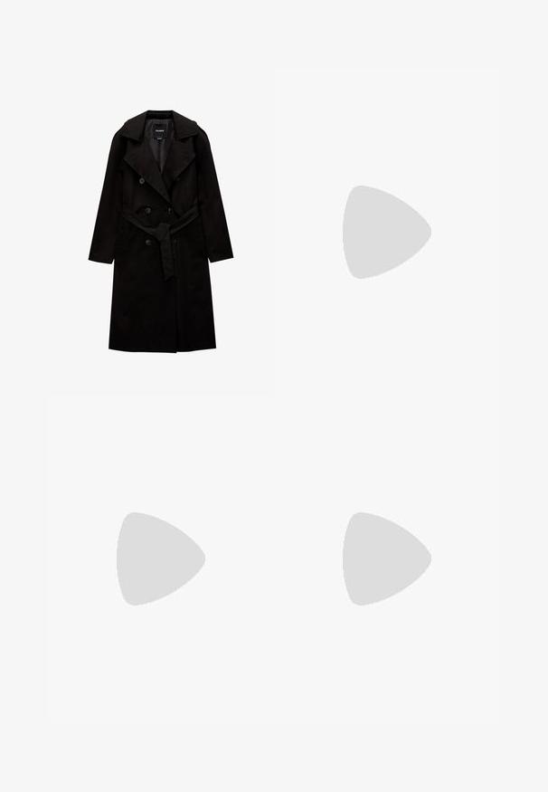 PULL&BEAR - Prochowiec; Czarny bawełniany t-shirt z krótkim rękawem, z małym różowym motylkiem na lewej piersi. Klasyczny dekolt z luźnym fasonem.; Czarne spodnie typu wide-leg z falbaną w pasie, z dwoma bocznymi kieszeniami i gładkim, lekkim materiałem. Brak widocznych wzorów lub elementów metalowych.; Czarne lakierowane sandały na obcasie z kwadratowym noskiem, z paskami wokół kostki i srebrnymi klamrami. Posiadają masywny słupek dla stabilności.