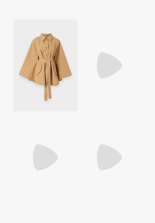 Rodebjer RACHEL TRENCH - Ballonkabát - khaki; Fehér, rövid ujjú, laza szabású top, amelyen redőzött dizájn található a deréknál, sima szövettextúrával. Címke: Anna Field.; Világoskék farmer széles szárú nadrág magas derékkal, öt zsebes kialakítással és arany varrási részletekkel. Sima textúra és egyenes szabás.; Hegyikorrú pumpa világos bézs bőrből, alacsony sarokkal, sima felülettel és minimál dizájnnal, diszkrét hátsó részlettel.; Keretlen természetes bézs színű szőtt szalma táska, széles, lapos aljjal és fehér szövet fogantyúkkal. Háromszög alakú fehér bőrfeliratokkal rendelkezik.