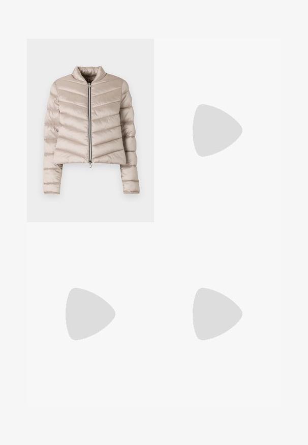 Hellbeige Steppjacke mit cropped Design, horizontalen Steppnähten, hohem Kragen und einem Frontreißverschluss.; Set aus zwei enganliegenden Rollkragenoberteilen in Weiß und Schwarz. Kurzarm, glattes Baumwollmaterial und figurbetontes Design. Keine Muster oder Grafiken.; Hellblaue Denim-Jeans mit geradem Schnitt, hoher Taille, fünf Taschen und fransigen Saumdetails.; Weiße Plateausneaker aus glattem Kunstmaterial, mit runder Zehenform, Schnürdesign und einer strukturierten Gummisohle. Schwarzer Fersenakzent.