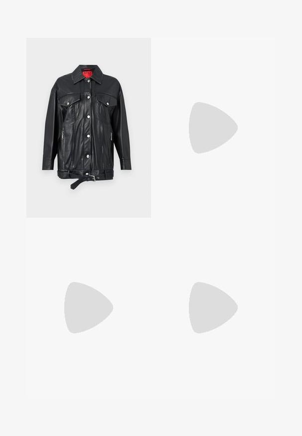 Veste en cuir noir avec un col, boutons-pression en métal argenté, deux poches avant, poches latérales zippées et taille ceinturée. Étiquette intérieure rouge.; T-shirt gris à manches longues en tricot côtelé, encolure ronde, silhouette ajustée, texture lisse, sans logos ni embellissements visibles.; Jean large en denim bleu moyen. Fabriqué en coton, présentant un design classique à cinq poches et une fermeture à bouton à la taille.; Ballerines en cuir noir avec un bout rond, texture lisse, détails de couture minimalistes et design de semelle flexible.