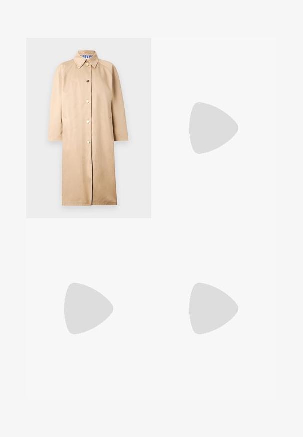 Trench coat beige realizzato in tessuto liscio, con colletto a punta, bottoni color oro e tasche laterali. Lunghezza al ginocchio con maniche lunghe.; Maglietta senza maniche rosa in morbido tessuto, con scollatura rotonda e giromanica a taglio vivo con dettagli di cucitura a contrasto.; Jeans a zampa d'elefante blu scuro in denim. Caratterizzati da una vita alta, tasche anteriori e dettagli con spacco all'orlo. Design classico a cinque tasche.; Pantofole da balletto nere in pelle con punta arrotondata, texture liscia, dettagli di cucitura minimi e design con suola flessibile.
