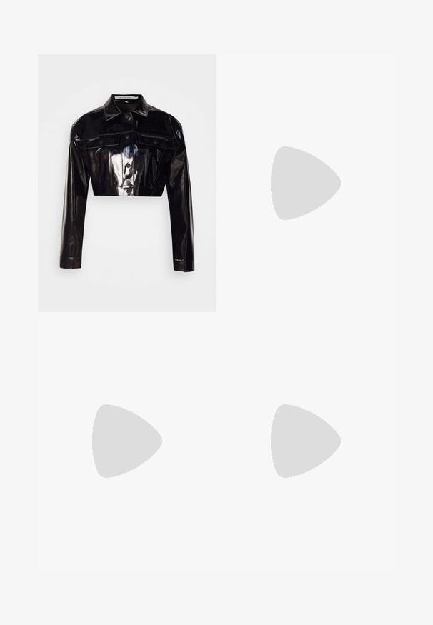 Calvin Klein Jeans EXCLUSIVE SHINY SUPER CROP TRUCKER - Poletna jakna - black; Bela kratka majica iz gladkega materiala. Ima široke izreza za roke, okroglo ovratnico in čiste robove brez vidnih vzorcev ali okrasitev.; Črna nabrana krila z belim tkanim vrvico za pas. Narejena iz mehkega blaga, z gladko teksturo in preprostim, klasičnim dizajnom.; Bele klompe z debele zasnove, ki imajo okrogle ventilacijske luknje, zadaj pas za pritrjevanje in teksturirano podplat za oprijem. Narejene so iz lahkega materiala.; Želve za sončne očala z ovalnimi okvirji, temno zelenimi lečami in tankimi ročaji. Imajo subtilen logotip na ročaju.; Črna tkanina torba z enim širokim naramnicom. Mehka, poltrdna oblika in gladka tekstura; minimalen dizajn, brez vidne opreme.