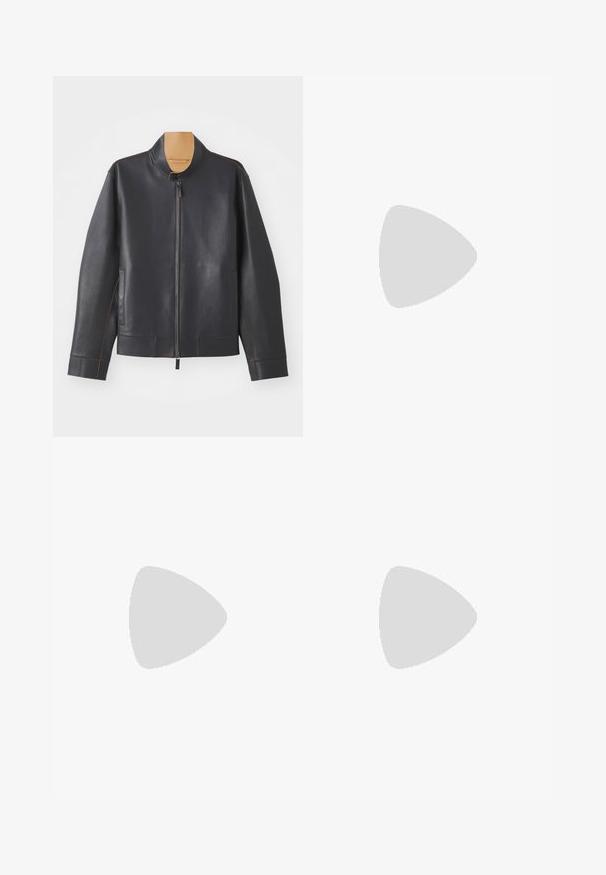 Fekete bőrdzseki álló gallérral, cipzáras záródással és kontrasztos barna varrással. Két oldalsó zsebbel és áramvonalas kialakítással rendelkezik.; Reiss Pulóver - dark bordeaux; Filippa K WIDE TROUSERS - Nadrágok - driftwood; Barna bőr bokacsizma sima textúrával, elasztikus oldalsó panelek, hátul húzófül és strapabíró gumitalp.