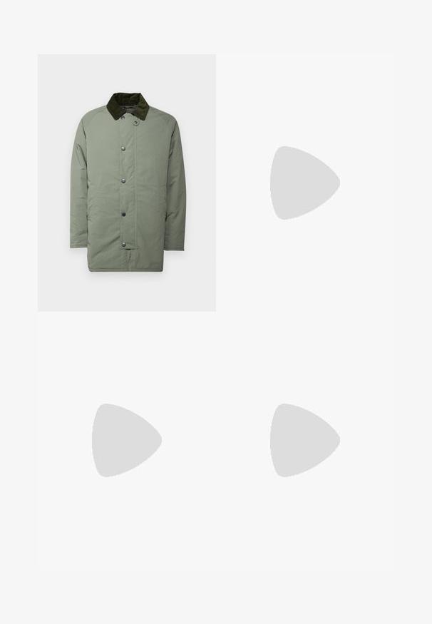 Olíva zöld dzseki kordbársony gallérral. Kapocsos elülső záródással és oldalsó zsebekkel rendelkezik. Az anyag lágy és texturált.; BOSS TEE - Basic póló - open white; Beige pamut nadrág egyenes szárú kivágással, gombos záródással és elülső redőkkel a részletek fokozása érdekében.; Fehér és világos bézs sportcipő, légies hálós felsőrésszel, perforált részletekkel és texturált középtalppal, amelyen a saroknál a márka logója található.