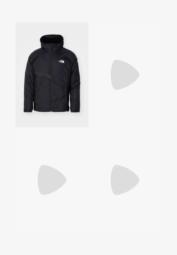 The North Face MOUNTAIN ATHLETICS HYBRID JACKET - Āra jaka - black; Melna īsām piedurknēm T-krekls, kas izgatavots no kokvilnas, ar apaļu dekoltē un nelielu baltu logotipu augšējā kreisajā krūtīs.; Melni sporta bikses, kas izgatavotas no viegla auduma, ar savelcamu jostu, sānu kabatām un sašaurinātiem apakšējiem galiem pie potītēm.; Melnas taku skriešanas kurpes ar teksturētu virsu, gumijas zoli un pastiprinātu pirkstu daļu. Aprīkotas ar mīkstu apkakli un vilkšanas cilpu, lai viegli uzvilktu.
