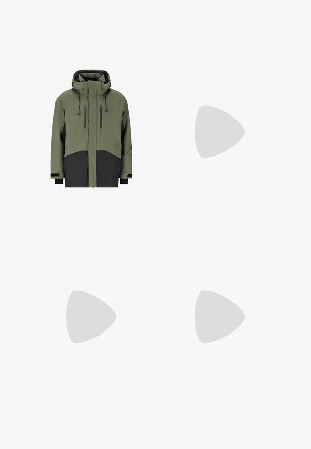 Herren isolierte Jacke in Olivgrün mit schwarzen Akzenten, mit hohem Kragen, verstellbare Kapuze und zwei senkrechten Brusttaschen mit Reißverschluss.; Schwarzes T-Shirt mit kurzen Ärmeln aus leichtem Stoff. Mit einem kleinen weißen Logo auf der linken Brust und dezenten Akzenten an den Schultern.; Schwarze Sporthosen aus leichtem Stoff, mit einem Kordelzugbund, seitlichen Taschen und schmal zulaufenden Bündchen an den Knöcheln.; Schwarzer Sportschuh mit strukturiertem Mesh-Obermaterial, komplett schwarzen Akzenten und leichter weißer Laufsohle. Verfügt über eine Schnürung und eine Zuglasche.