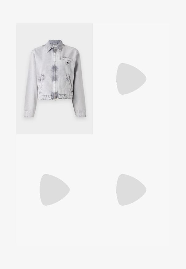 Grå denimjakke med lange ermer, glidelås foran, cropped design, brystlomme og logodetalj. Myk tekstur med en falmet finish.; Svart avkortet t-skjorte laget av bomull, med korte ermer, rund hals og en liten hvit logo på venstre bryst.; Bredde ben denim jeans laget av middels tung blå bomullsstoff. Har klassisk fem-lommer design og glidelås med knappelukking.; Hvite lær sneakers med beige semsket detaljer, perforert tåboks, flate lisser og en teksturert kremfarget såle. Har subtil branding på hælen.