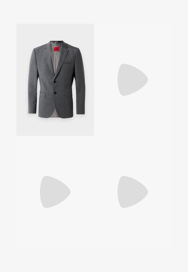 Blazer grigio su misura con rever a punta, due bottoni e due tasche frontali. Interno foderato in tessuto grigio chiaro. Etichetta del marchio rossa visibile.; Camicia da uomo a maniche lunghe di colore blu chiaro, realizzata in tessuto morbido, con chiusura a bottoni sul davanti, colletto a punte e vestibilità regolare.; Pantaloni neri realizzati in un tessuto liscio. Presentano una vestibilità dritta, un davanti piatto e una chiusura con bottone con un design della cintura semplice.; Mocassini in pelle nera con finitura liscia, punta arrotondata e cuciture decorative sulla tomaia. Tacco basso impilato e leggero lucido.