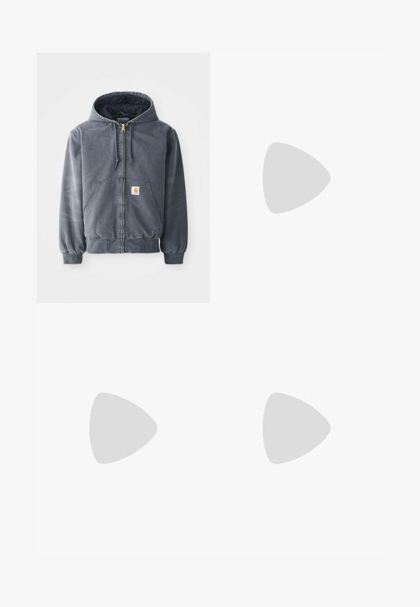 Sweat-shirt à capuche gris avec fermeture éclair sur le devant, deux grandes poches, poignets côtelés et un patch logo sur la poche gauche. Fabriqué en tissu durable.; T-shirt en coton blanc à manches courtes, col rond, avec un petit logo doré sur la poitrine gauche. Texture douce et coupe régulière.; Jeans en denim bleu foncé avec une taille haute, une coupe droite, des coutures contrastantes et des poches appliquées à l'avant.; Baskets en daim noir avec des semelles en caoutchouc blanc et des rayures sur les côtés, associées à un pantalon cargo vert clair, posées sur une surface sombre texturée.