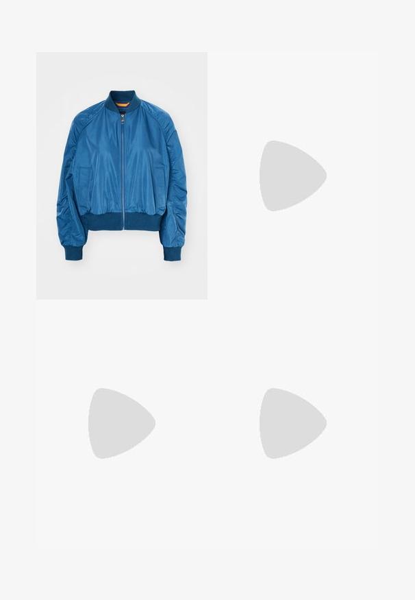 Chaqueta bomber azul fabricada en nylon suave con cremallera frontal, puños y dobladillo acanalados, que presenta detalles fruncidos en las mangas.; Camiseta de manga corta azul marino hecha de algodón suave. Presenta un cuello redondeado y un sutil logo bordado en el pecho.; Jeans blancos de pierna ancha hechos de una mezcla de algodón. Cuentan con una cremallera en la bragueta, diseño de cinco bolsillos y costuras a lo largo de las costuras.; Zapatillas de cuero negro con textura suave, suela de goma blanca, detalles dorados en el talón y los ojetes, con un logo en el lateral.