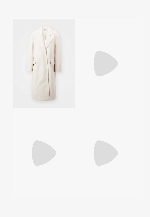 Manteau oversized beige clair en tissu texturé, présentant des revers en notch, deux poches rectangulaires et une silhouette droite.; T-shirt noir à manches courtes en coton. Il présente un col rond, une coupe décontractée et un ourlet net sans motifs ni accessoires visibles.; Pantalons plissés noirs avec une taille élastique. Présente des jambes larges et un tissu lisse texturé avec des rayures verticales.; Des chaussures de sport noires et grises présentent un dessus en mesh, des semelles épaisses et des lacets. Elles ont un bout arrondi et des détails de rembourrage visibles.