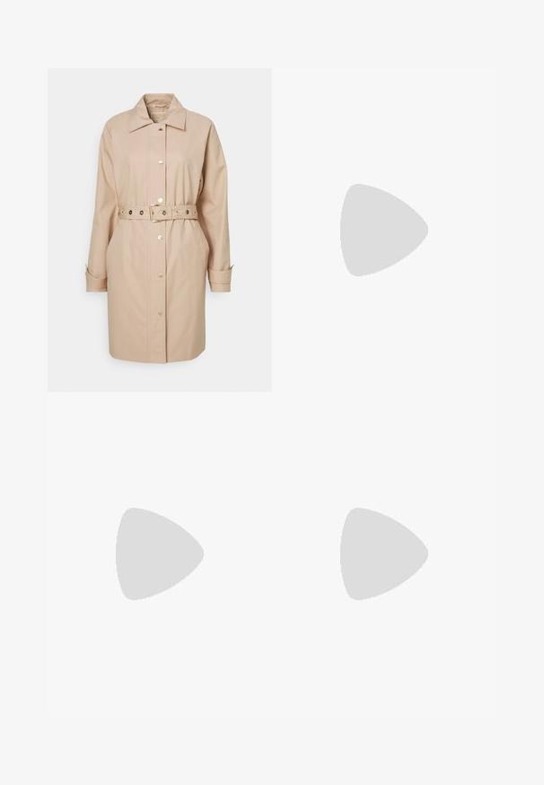 Trench coat bej dintr-un amestec de bumbac, având o talie cu curea, închidere cu butoni și două buzunare laterale. Guler clasic și mâneci lungi.; Cămașă albă cu mânecă lungă și guler, fabricată din bumbac. Are un închidere cu băta pe față și un singur buzunar pe piept. Textură netedă, croială lejeră.; Fustă albastru închis cu un design structurat, având o buzunar cargo lateral și un accent de curea cu inel D din metal. Fabricată dintr-un material durabil.; Balerini din piele neagră, cu vârf rotund, textură netedă, detalii de cusătură minimale și un design al tălpii flexibil.