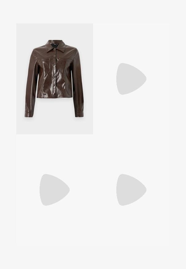 Hnědá umělá kožená bunda se strukturovaným designem, která má límeček, přední knoflíky a dvě prsní kapsy. Hladký, lesklý povrch.; Bílá košile na knoflíky vyrobená z hladké bavlny, s klasickým límcem, dlouhými rukávy a zakřiveným spodním lemem. Knoflíky jsou malé a bílé.; Široké kalhoty z tmavě šedé látky, s vysokým pasem, jedním skladem a hladkou texturou s čistým zakončením na lemech.; Černé kožené lodičky na slingback s špičatou špičkou, malým podpatkem typu kitten a ozdobným uzlem na přední straně. Hladký povrch po celém obvodu.; Šedý pruhovaný crop top a olivově zelená sukně s vysokým pasem. Modelka drží bílou kabelku přes rameno s výřezovými detaily. Jednoduchý design, přiléhavý silueta.