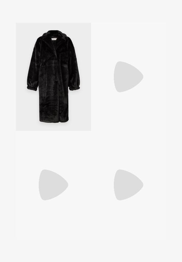 Sort kunstfærdig pelsfrakke med en afslappet pasform, brede ærmer og store revers, der har en blød, tekstureret overflade og et åbent frontdesign.; Lys grå ærmeløs top med et blødt, tekstureret strikstof. Har en rund halsudskæring og en løs pasform. Mærket læser "ANNA FIELD" indeni.; Bredde bukser i blødt, cremefarvet stof. Har en flad talje og op-rullede manchetter. Glat tekstur med et rent, minimalistisk design.; Beige ruskinds-sandaler med korkfodseng, rund tå og en enkel rem med en guldfarvet spænde. Gummisål for godt greb.; Vævet hvid tote taske med en struktureret overflade og en lang strop; inkluderer en lille matchende lynlåspose.