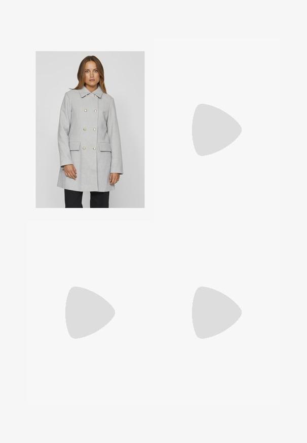 VILA VIULLA COAT  - Cappotto classico - light grey; T-shirt nera in cotone con maniche corte, caratterizzata da una piccola grafica di una farfalla rosa sul lato sinistro del petto. Design a girocollo con una vestibilità rilassata.; Pantaloni grigi con un design a gamba dritta, dotati di due tasche laterali e chiusura con bottone. Tessuto liscio senza motivi o accenti visibili.; Décolleté in vernice nera con punta affusolata e tacco in geometria cubica. Presentano un design elegante e minimalista, con una texture liscia.