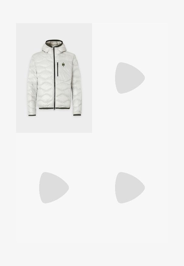 Giacca imbottita grigia chiara con cappuccio, dotata di una cerniera nera, tasca sul petto e dettagli verdi sul colletto e sui polsini.; Camicia bianca in cotone a maniche lunghe con scollatura rotonda, spacchi laterali in fondo e una texture liscia, mostrata da dietro.; Pantaloni cargo neri realizzati in tessuto leggero, con una vestibilità rilassata, due ampie tasche laterali e chiusura con bottone.; Sneaker Lacoste grigie scure in materiale mesh e sintetico, con suola testurizzata e dettagli marroni sul colletto e sul branding.