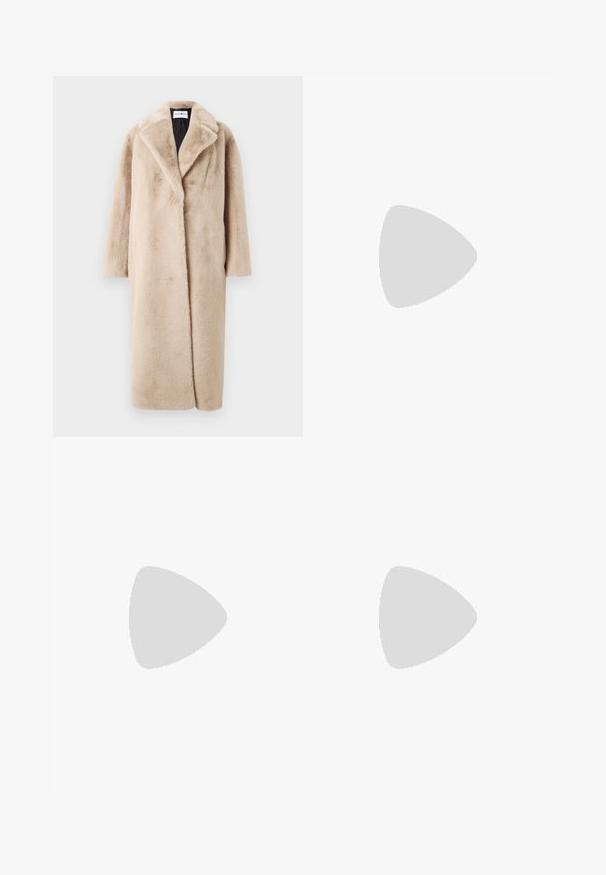 Beige falsk pelsjakke med en afslappet silhuet, brede klapper og lange ærmer. Overfladen har en blød, plysset tekstur og et moderne, minimalistisk design.; Hvid cropped langærmet skjorte lavet af bomuld. Har en knaplukning foran, en brystlomme og et lille sort logo nederst til venstre.; Brune bredde bukser lavet af et glat stof, med en frontknaplukning, to frontlommer og rene, skræddersyede linjer.; Sort læderslyngeback sko med spids tå, der har en vævet detalje og en plisseret overdel. Flad sål med minimal hardware.