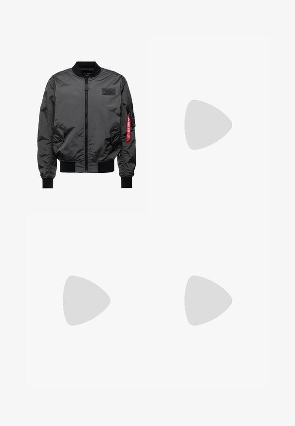 Čierna bomber bunda vyrobená z lesklého nylonu, s predným zipsom, rebrovanými manžetami, nášivkou na hrudi a červenou visačkou "Remove Before Flight".; Olive zelené bavlnené tričko s veľkým čiernym logom Levi's na prednej strane. Klasický kruhový výstrih a krátke rukávy, hladká textúra.; Olivové cargo nohavice vyrobené z pevnej bavlny. Obsahujú viacero vreciek, zipsovou bočnou vrecko a zúžené nohavice so slabou textúrou.; Čierne vysoké plátenné tenisky s bielymi gumovými podrážkami a šnúrkami, s okrúhlym logom na boku, skombinované s džínsami a čiernymi nohavicami.