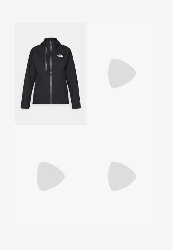 Svart vanntett jakke med hette, glidelås og logo på brystet. Har en slank, jevn tekstur og minimalistisk design.; Svart langermet T-skjorte laget av bomull med rund hals. Har en liten hvit logo på venstre brystområde. Enkelt design og passform.; Svarte nylon cargo-bukser med glidelås og justerbare mansjetter, flere lommer og en logo på høyre bein. Glatt, lett tekstur.; Beige og krem joggesko med teksturert mesh-overdel, støttende overlegg og gummisåle med et mønster for godt grep.