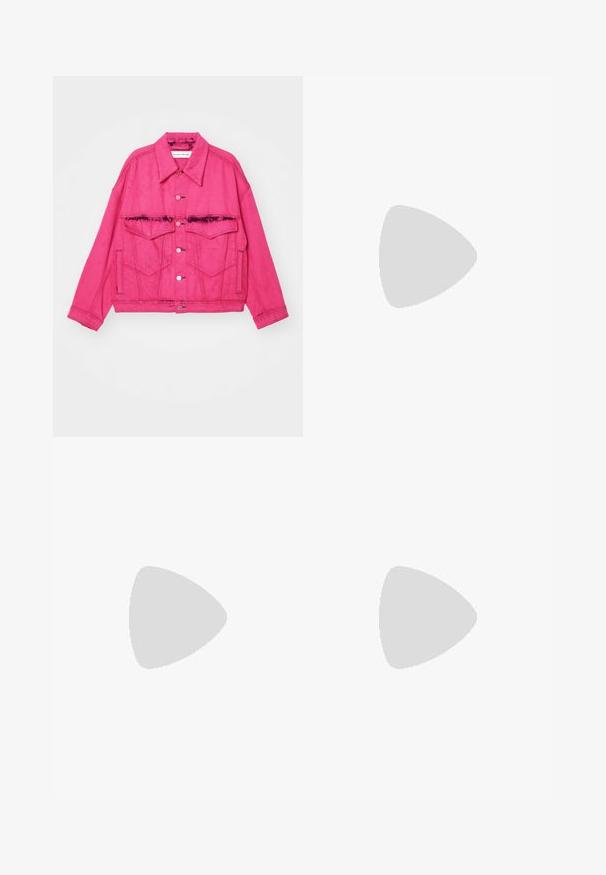 Études LOOSE JACKET - Denimová bunda - fuchsia; Svetlo béžové tričko vyrobené z bavlny, s veľkým vyšívaným logom orla v sivej a čiernej farbe na hrudi. Krátke rukávy, voľný strih.; Filippa K TAPERED TAILORED TROUSERS - Oblekové nohavice - dark driftwood; Biele tenisky s semišovými akcentmi, zaoblenou špičkou, plochými šnúrkami a krémovou gumovou podrážkou. Na päte sú zelené značky.
