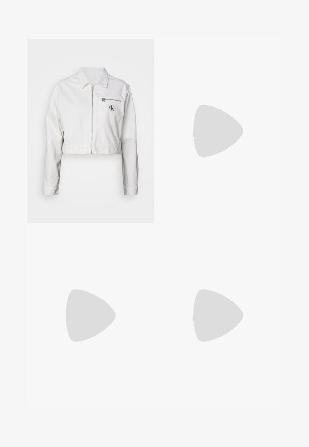 Giacca cropped bianca in misto cotone, caratterizzata da maniche lunghe, una chiusura anteriore con zip e una tasca sul petto sinistro con dettaglio del logo. Finitura testurizzata.; T-shirt in cotone nero con maniche corte, colletto a girocollo e piccolo logo bianco "Calvin Klein" sul petto. Texture liscia, vestibilità classica.; Jeans flare azzurri in denim, caratterizzati da una vita alta, tasche anteriori e un orlo grezzo ai polsini per un look casual.; Stivale Chelsea in suede beige con pannello laterale elastico nero, suola nera spessa e linguetta alla caviglia.